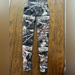 OUR PASSION "EVERSON SEAMLESS" SCRUNCH LEGGINGS IN DARC BROWN WOODLAND CAMO